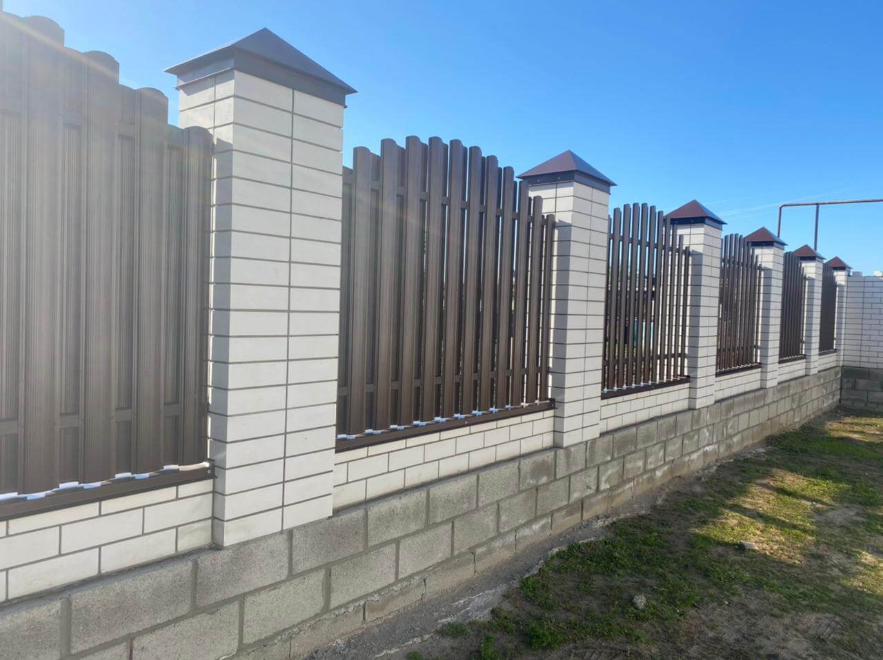 zabor-iz-shtaketnika-ral8017-shokolad-foto1 в Вельске