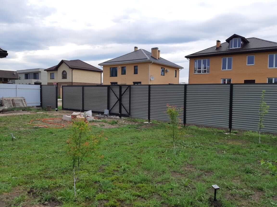 zabor-zhalyuzi-ral8019-temnyy-shokolad-foto3 в Вельске