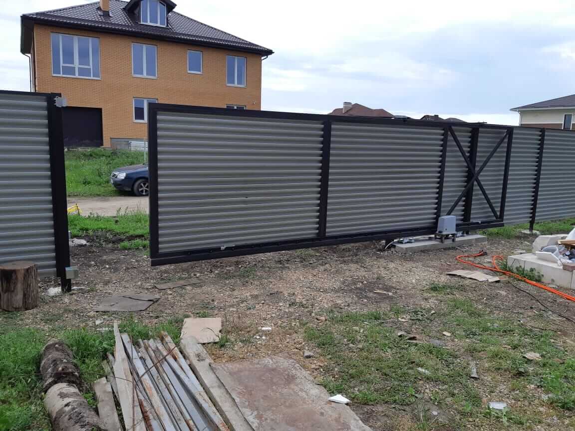 zabor-zhalyuzi-ral8019-temnyy-shokolad-foto4 в Вельске