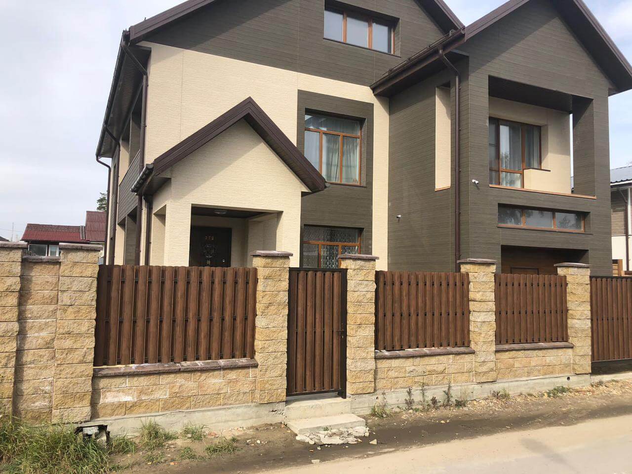 забор из штакетника каштан двухсторонний фото1 в Вельске
