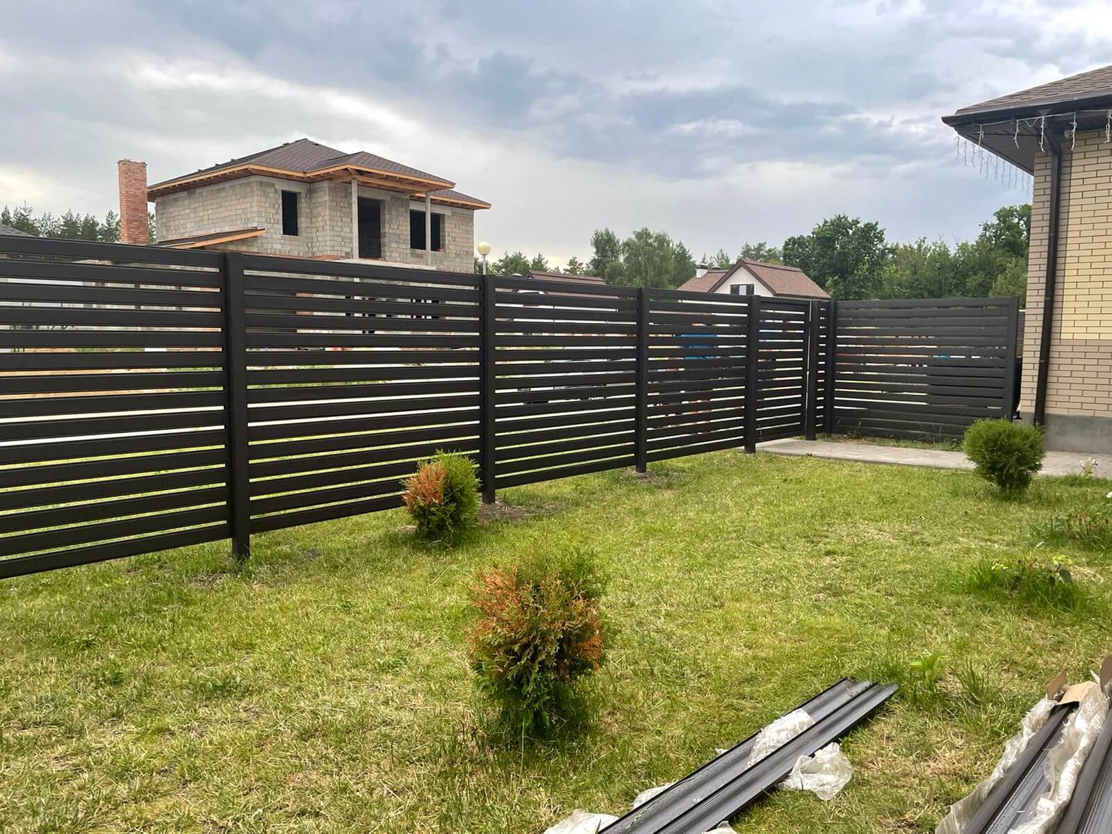 Забор из металлического планкена RAL8019 МАТТЕ фото2 в Вельске