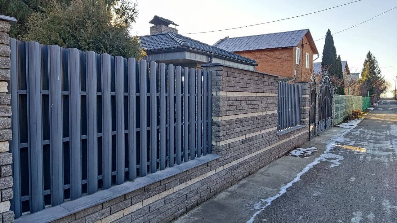 забор из штакетника RAL7024/7024 Серый графит двусторонний фото1 в Вельске