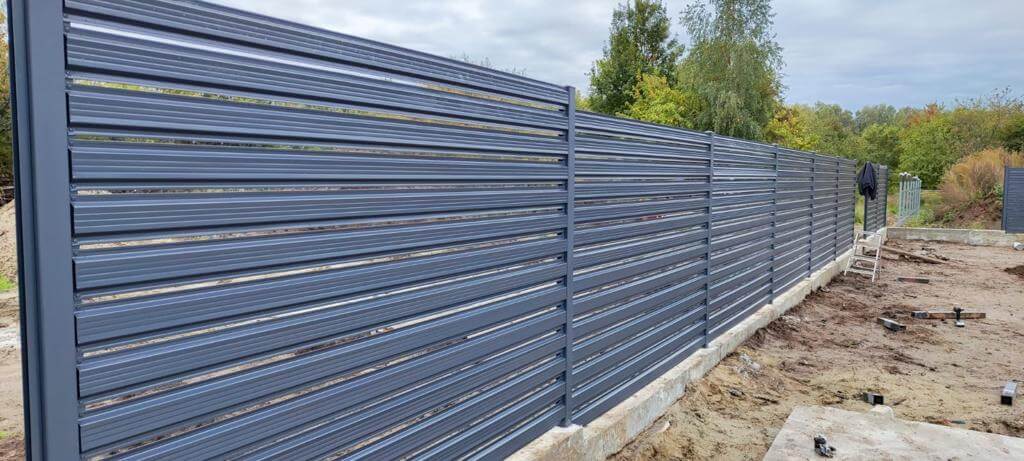 забор из штакетника ral7024/7024 серый графит двусторонний фото8 в Вельске