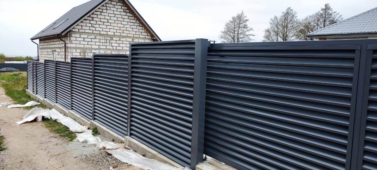 Забор-жалюзи из ламелей ЭКО-Z 24м RAL7024 Серый Графит в Вельске