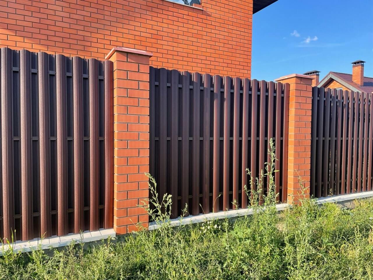 Забор из фигурного штакетника 23м RAL8017/8017 Шоколад двусторонний фото 3 в Вельске