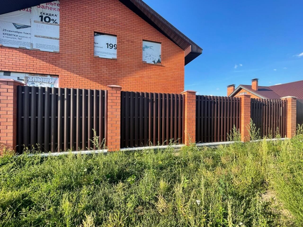 Забор из фигурного штакетника 23м RAL8017/8017 Шоколад двусторонний фото 2 в Вельске