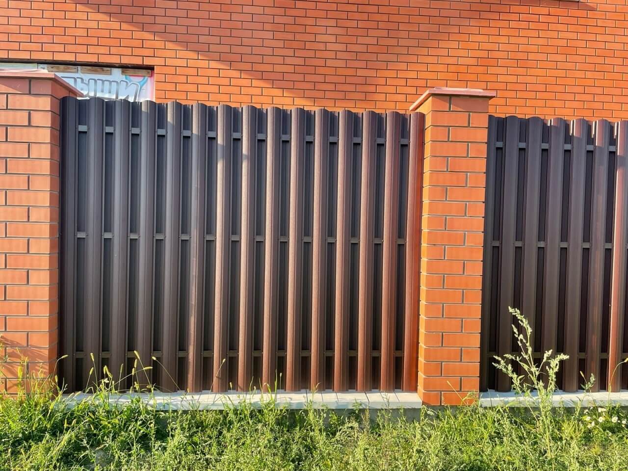 Забор из фигурного штакетника 23м RAL8017/8017 Шоколад двусторонний фото 1 в Вельске