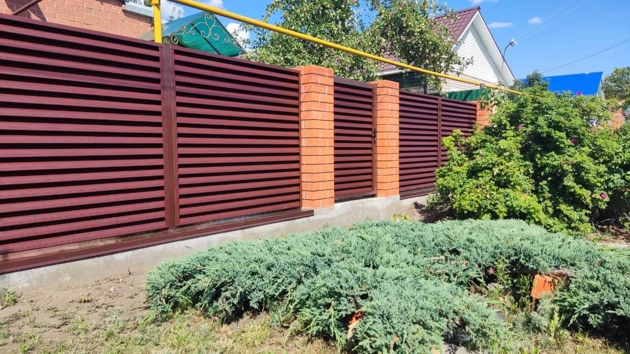 Забор-жалюзи из ламелей Еврожалюзи 20м RAL8017 Шоколад фото 1 в Вельске