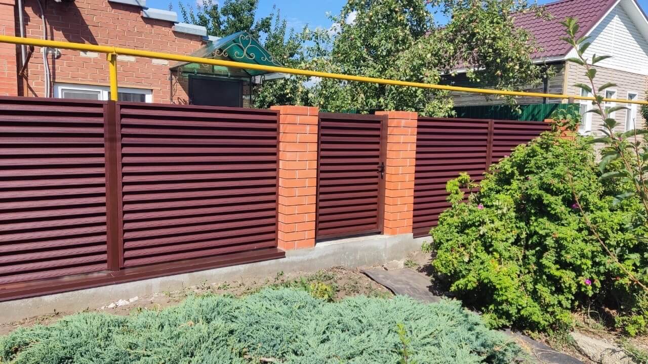 Забор-жалюзи из ламелей Еврожалюзи 20м RAL8017 Шоколад в Вельске