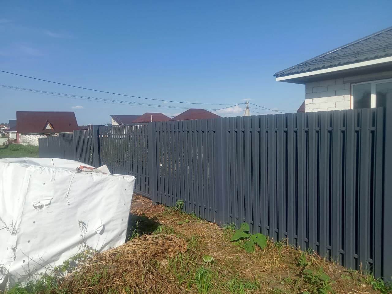 Забор из евроштакетника 21м RAL7024/7024 Серый Графит двусторонний фото 3 в Вельске