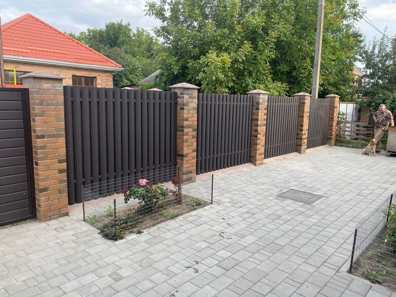 Забор из штакетника полукруглого 22м RAL8019 Темный Шоколад МАТТЕ фото 3 в Вельске