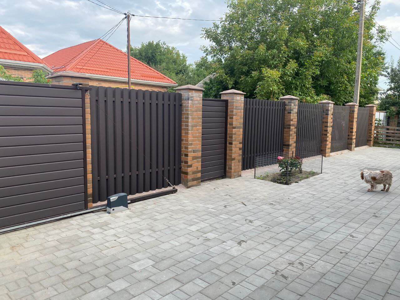 Забор из штакетника полукруглого 22м RAL8019 Темный Шоколад МАТТЕ фото 2 в Вельске
