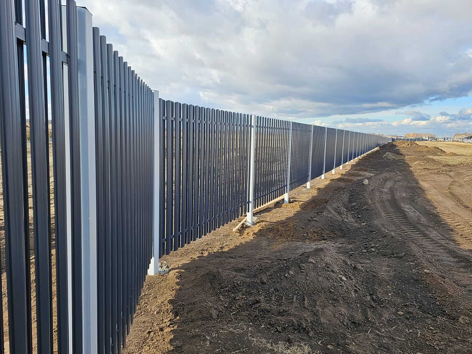 Забор из евроштакетника 234м RAL7024/7024 Серый Графит двусторонний фото 4 в Вельске