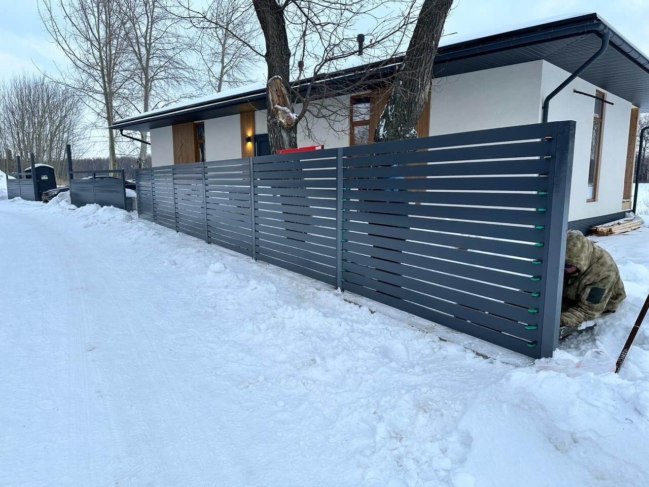Забор-ранчо из металлопланкена 37м RAL7024 Серый Графит фото 3 в Вельске