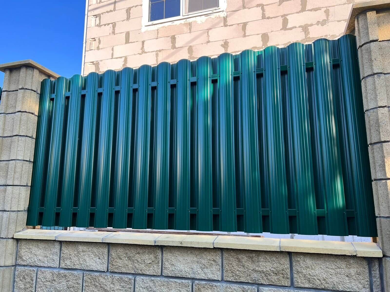Забор из евроштакетника 22м RAL6005/6005 Зеленый Мох двусторонний фото 2 в Вельске