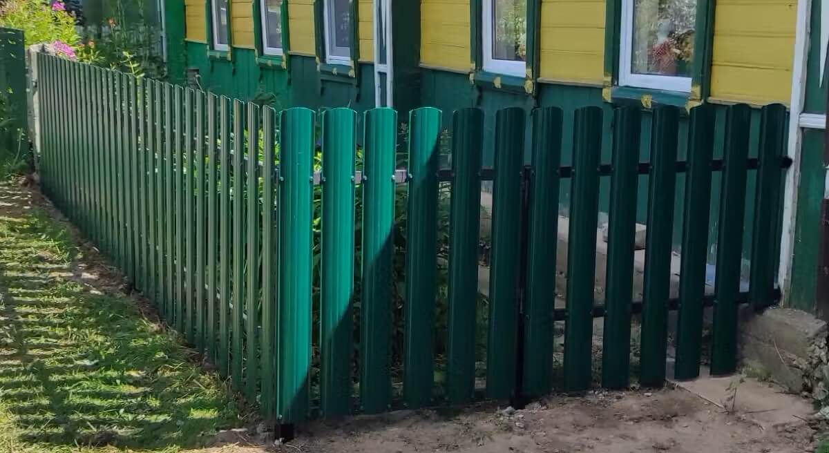 Заборчик из Евроштакетника 8м RAL6005/6005 Зеленый Мох двусторонний в Вельске