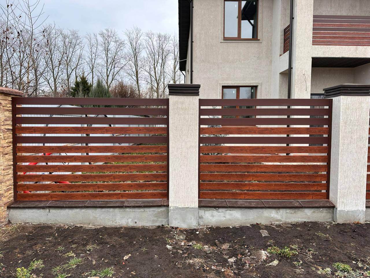 Забор-ранчо из металлопланкена 10м RAL8017 Шоколад МАТТЕ + Темное Дерево (Printech) фото 4 в Вельске