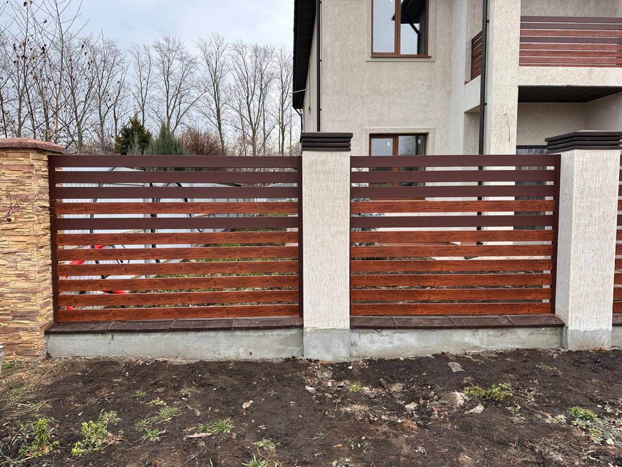 Забор-ранчо из металлопланкена 10м RAL8017 Шоколад МАТТЕ + Темное Дерево (Printech) фото 2 в Вельске