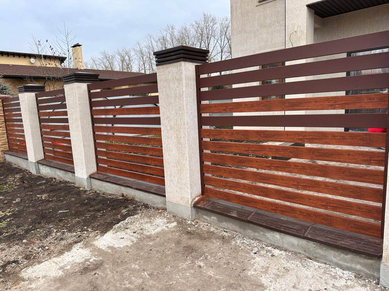 Забор-ранчо из металлопланкена 10м RAL8017 Шоколад МАТТЕ + Темное Дерево (Printech) в Вельске