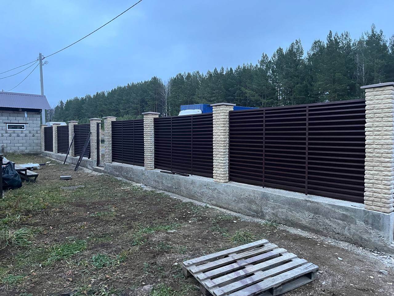 Забор-жалюзи из ламелей ЭКО-Z 18м RAL8017/8017 Шоколад двусторонний фото 3 в Вельске