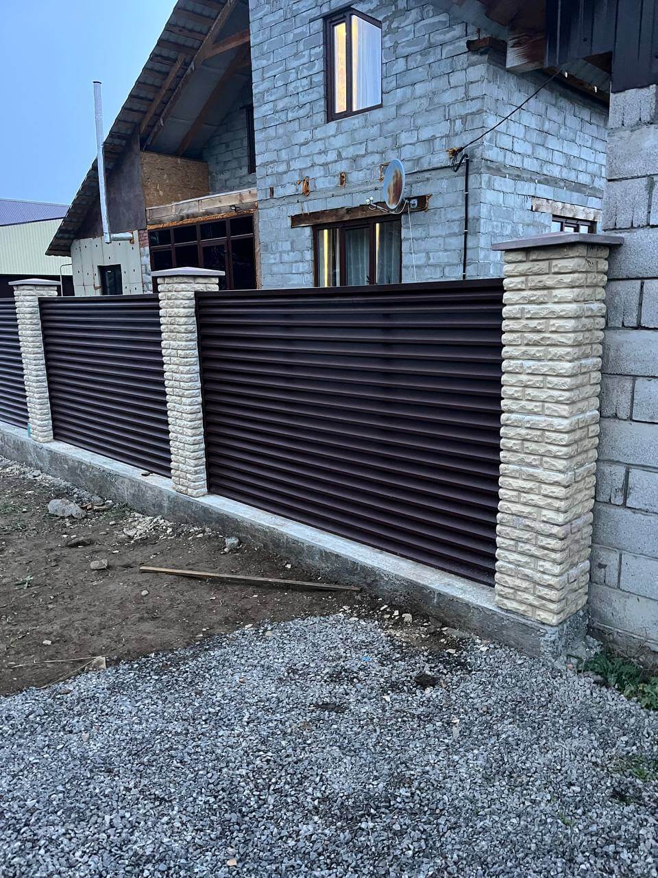 Забор-жалюзи из ламелей ЭКО-Z 18м RAL8017/8017 Шоколад двусторонний фото 2 в Вельске