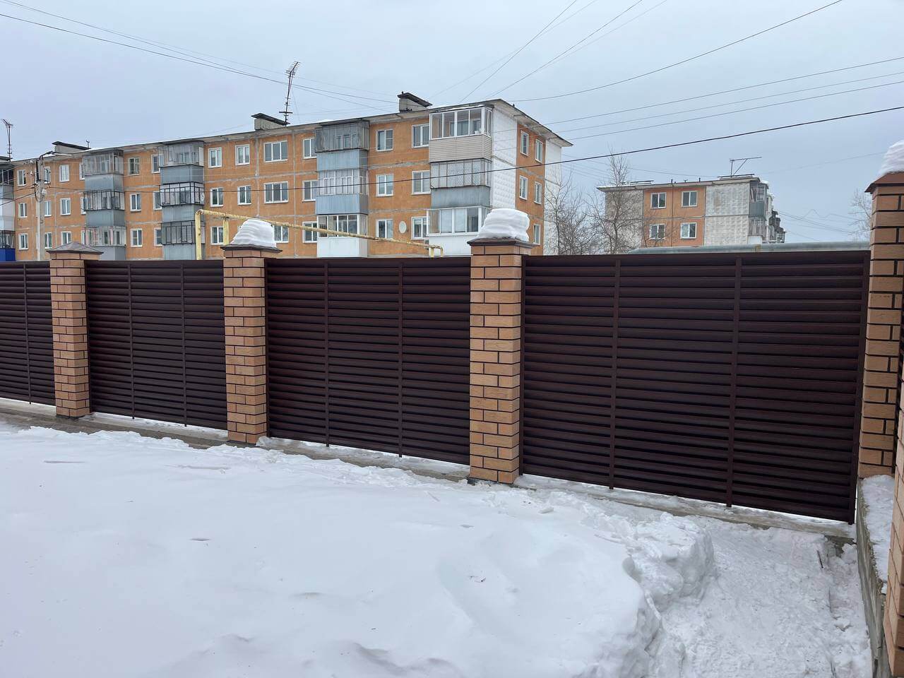 Забор-жалюзи из ламелей ЭКО-Z 87м RAL8017/8017 Шоколад двусторонний МАТТЕ фото 17 в Вельске
