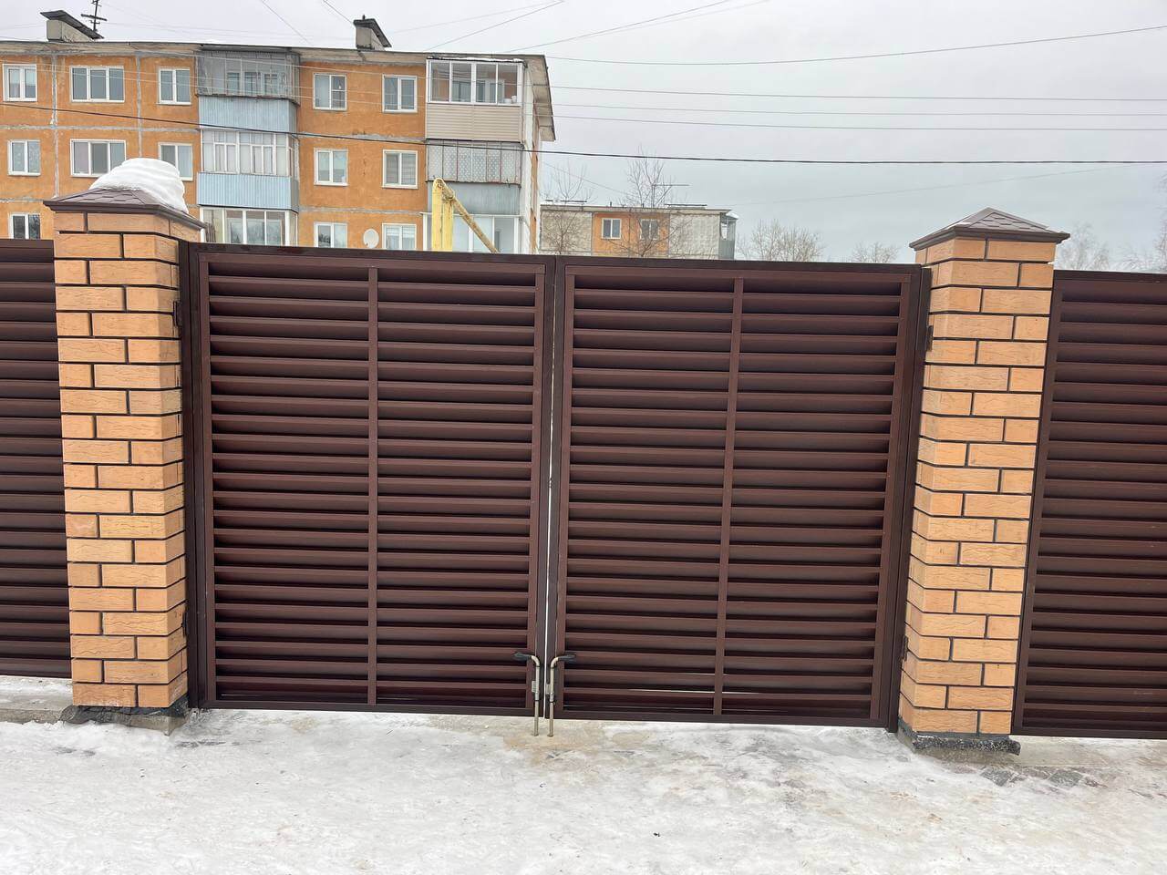 Забор-жалюзи из ламелей ЭКО-Z 87м RAL8017/8017 Шоколад двусторонний МАТТЕ фото 9 в Вельске