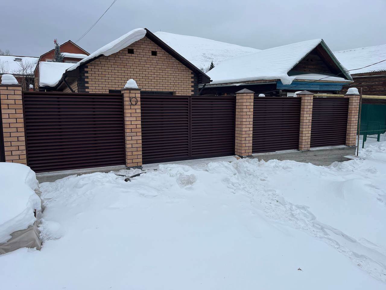 Забор-жалюзи из ламелей ЭКО-Z 87м RAL8017/8017 Шоколад двусторонний МАТТЕ фото 3 в Вельске