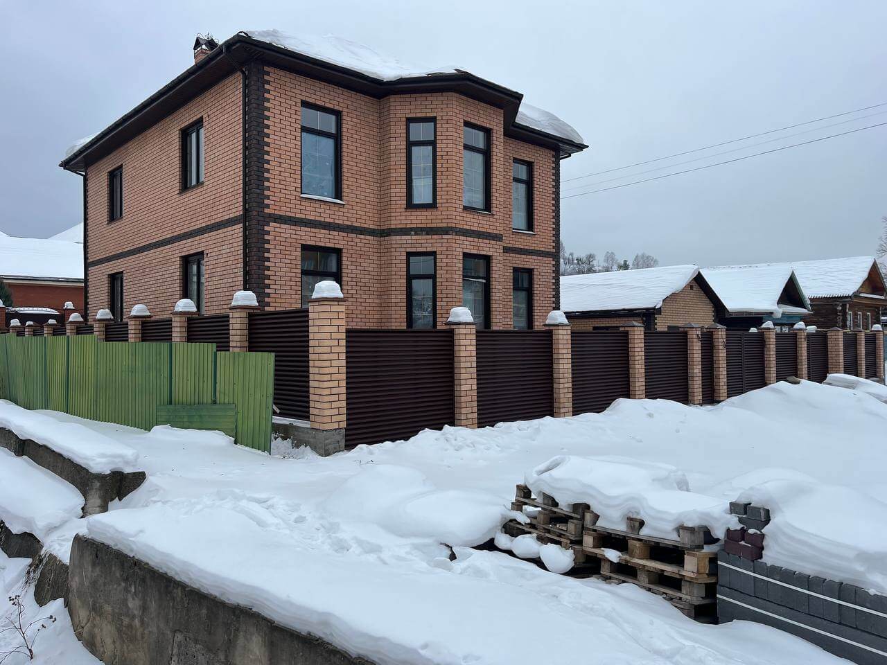 Забор-жалюзи из ламелей ЭКО-Z 87м RAL8017/8017 Шоколад двусторонний МАТТЕ фото 12 в Вельске