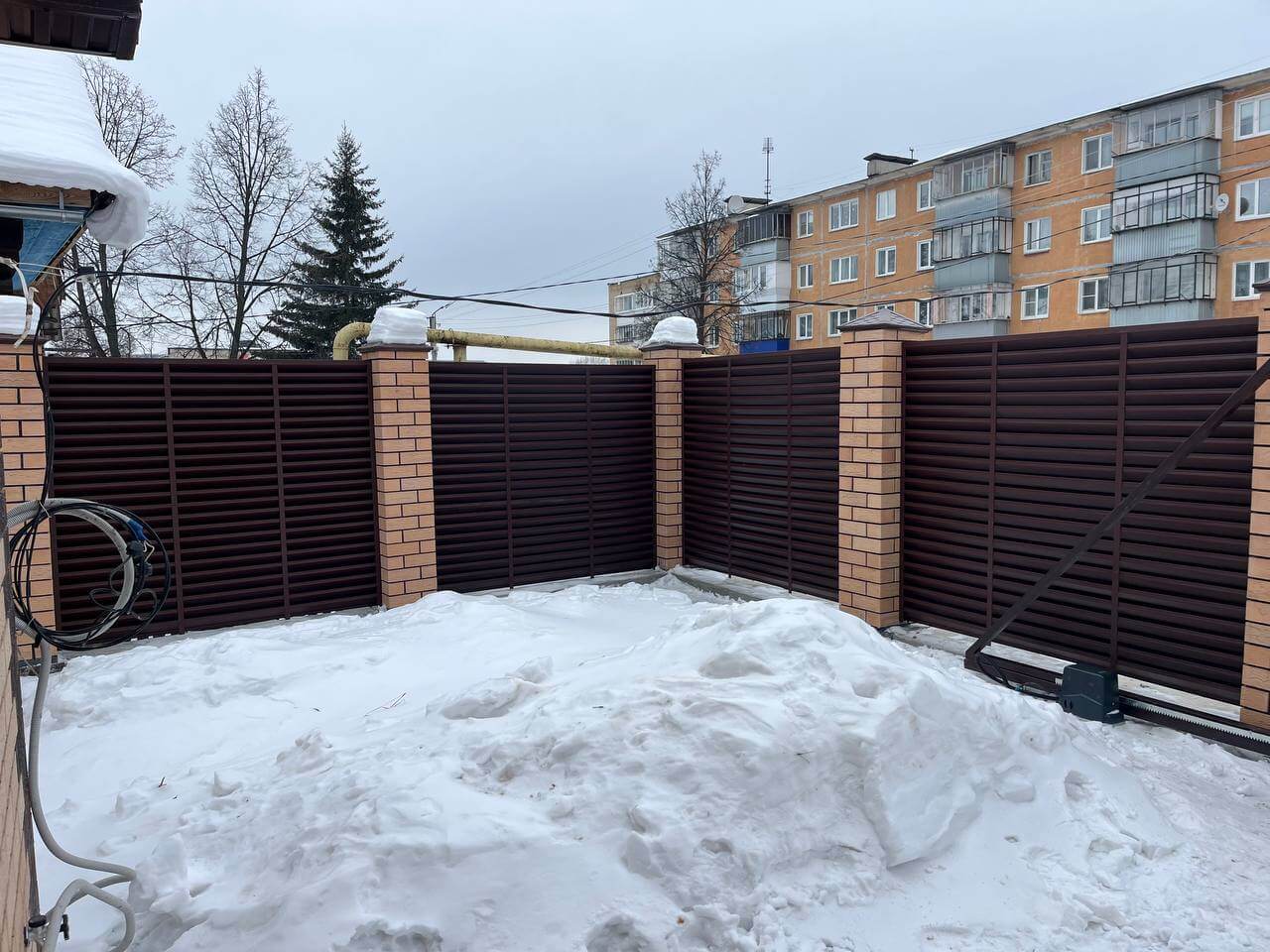 Забор-жалюзи из ламелей ЭКО-Z 87м RAL8017/8017 Шоколад двусторонний МАТТЕ фото 11 в Вельске