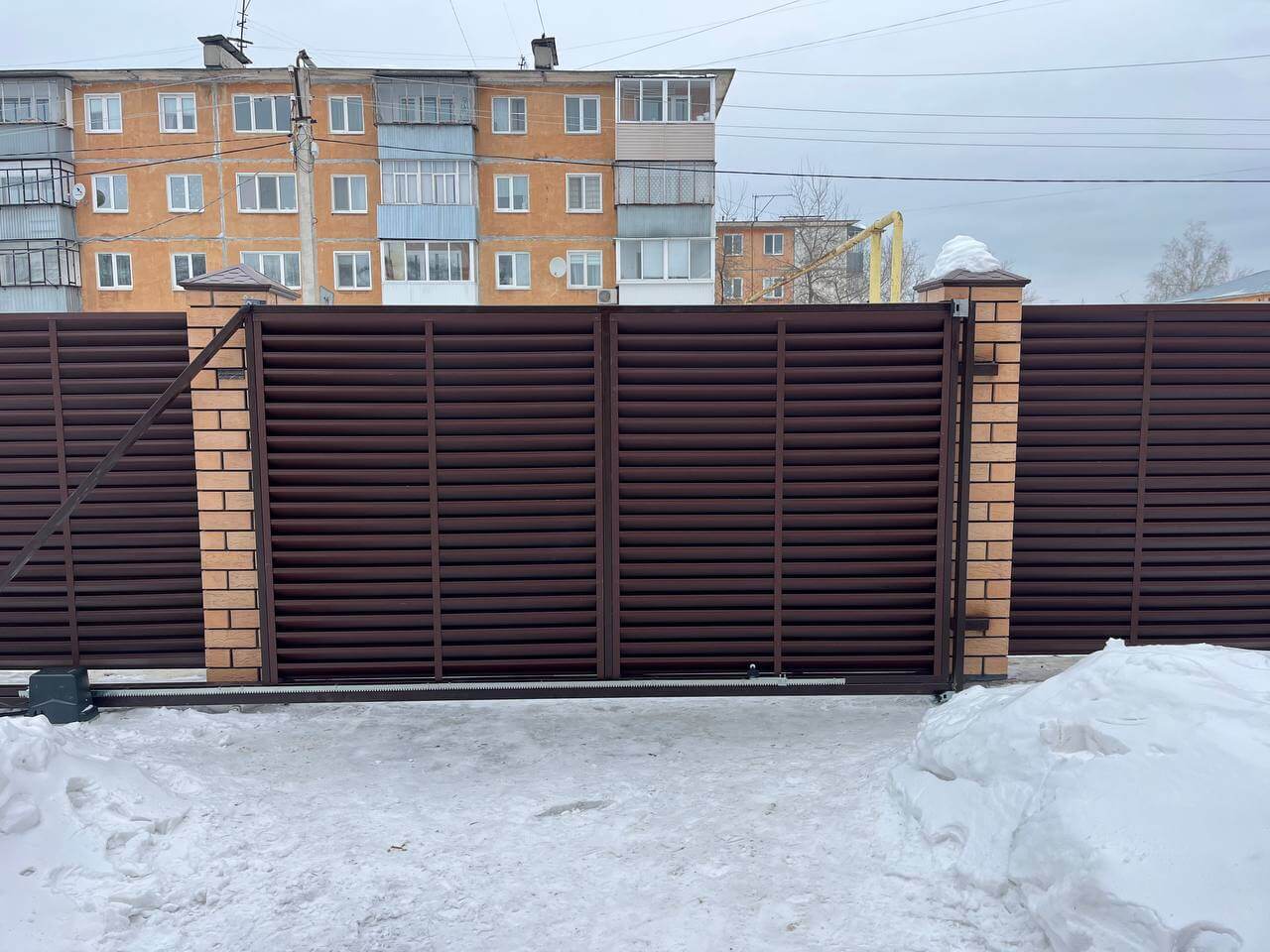 Забор-жалюзи из ламелей ЭКО-Z 87м RAL8017/8017 Шоколад двусторонний МАТТЕ фото 10 в Вельске