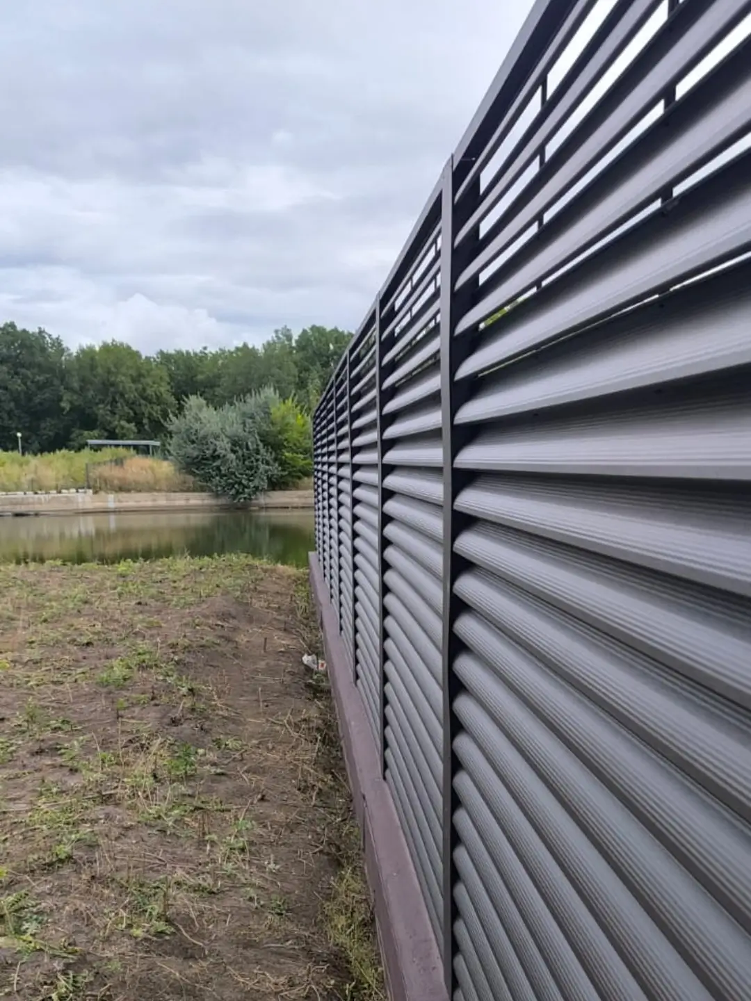 Забор-жалюзи из ламелей еврожалюзи 86м RAL8019/8019 Темный Шоколад двусторонний МАТТЕ фото 7 в Вельске