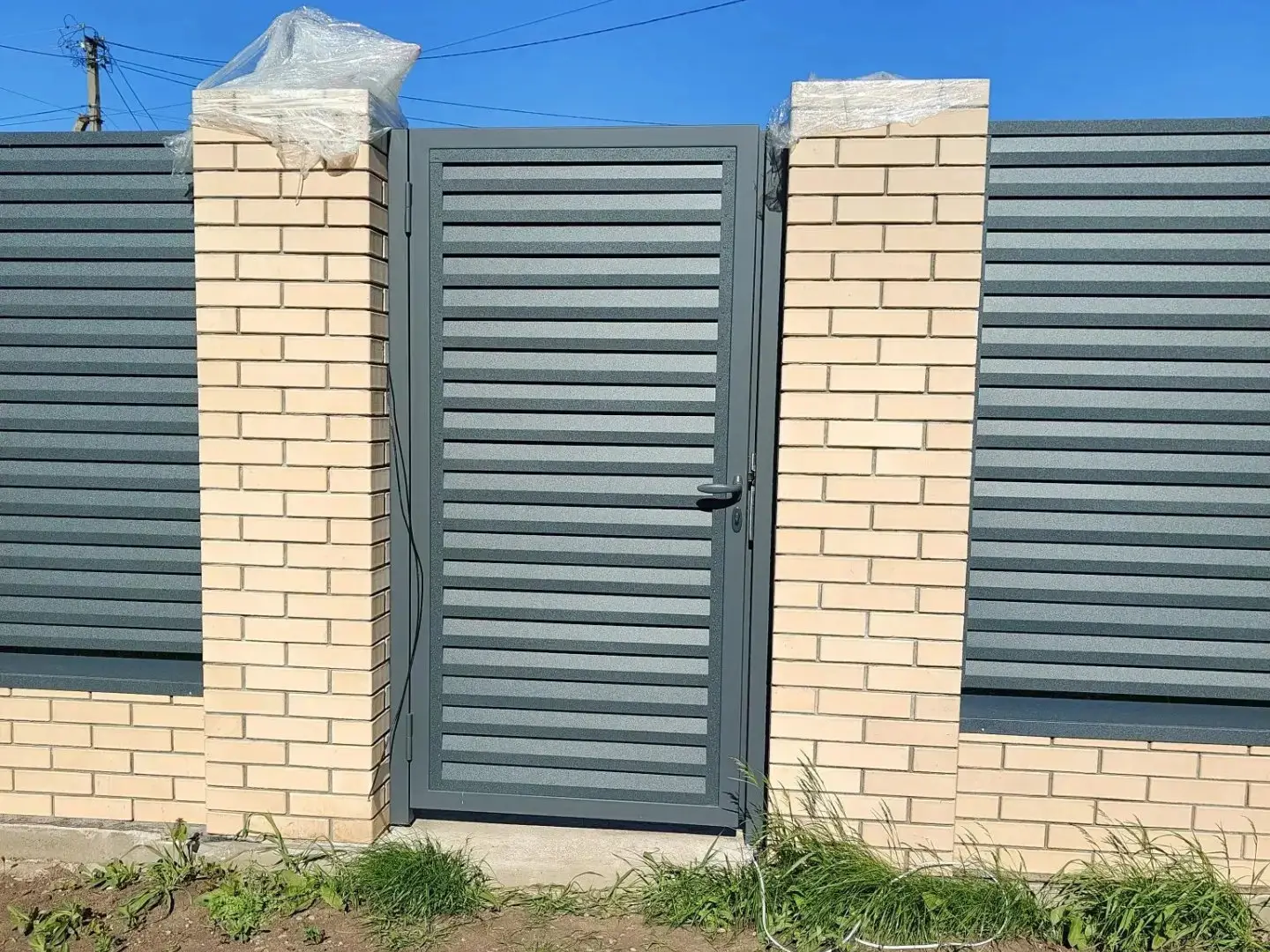 Забор-жалюзи из ламелей Реснички 16м RAL7024 Серый Графит Стальной Бархат фото 2 в Вельске