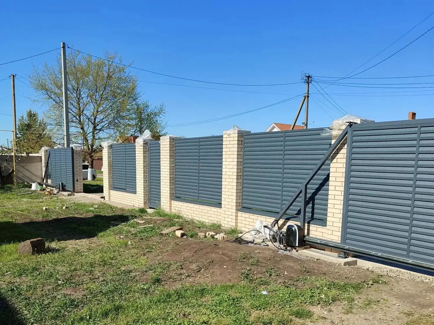 Забор-жалюзи из ламелей Реснички 16м RAL7024 Серый Графит Стальной Бархат фото 1 в Вельске